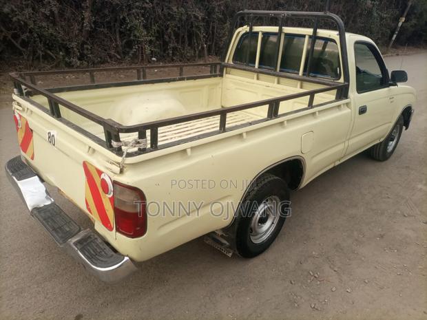 Toyota Hilux 2004 Beige