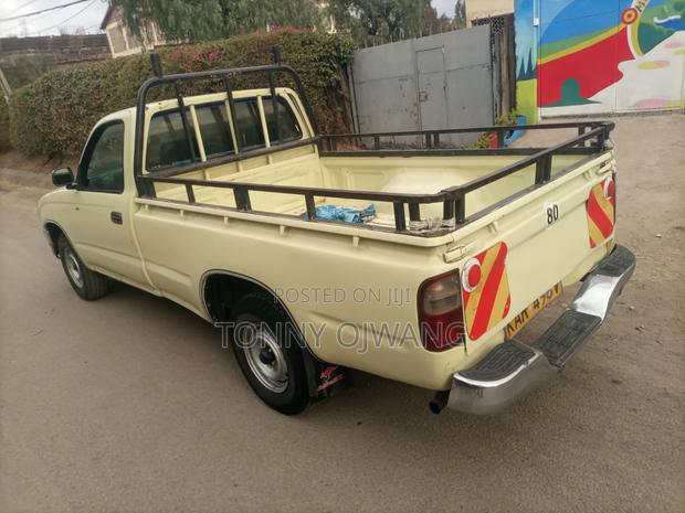 Toyota Hilux 2004 Beige