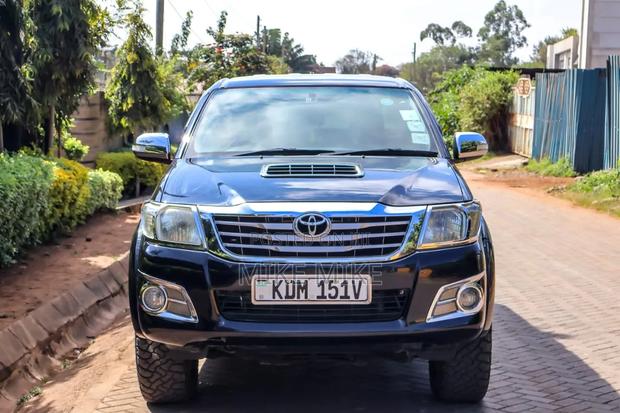 Toyota Hilux 2014 Black
