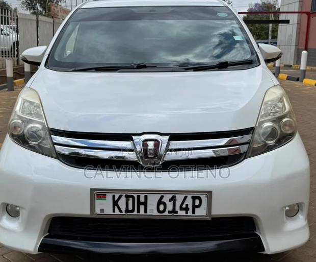 Toyota ISIS 2014 White