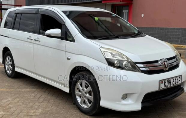 Toyota ISIS 2014 White