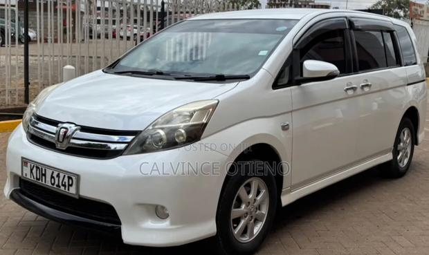 Toyota ISIS 2014 White