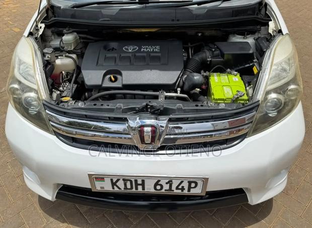 Toyota ISIS 2014 White
