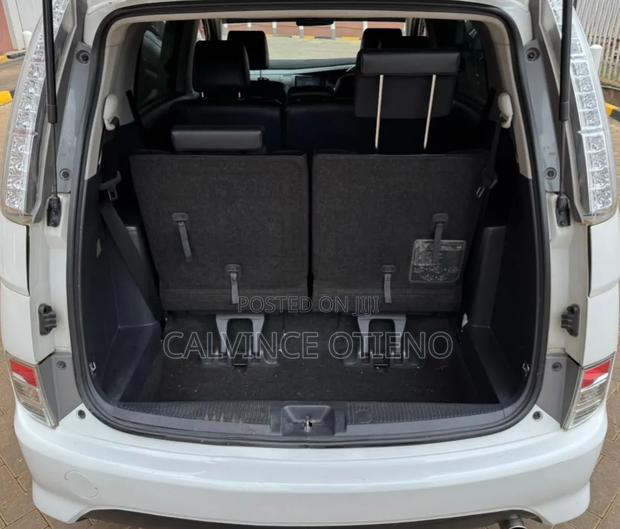 Toyota ISIS 2014 White