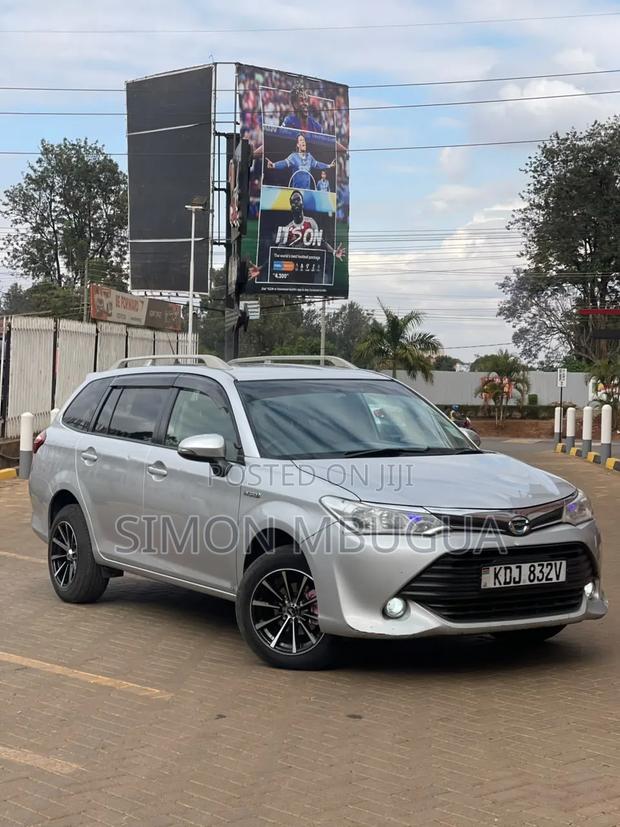 Toyota Corolla Fielder 1.5 Hybrid FWD 2015 Silver