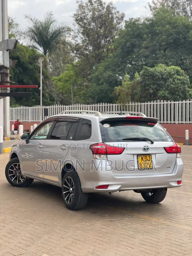 Toyota Corolla Fielder 1.5 Hybrid FWD 2015 Silver