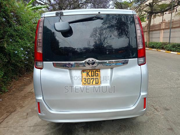 Toyota Noah 2016 Silver