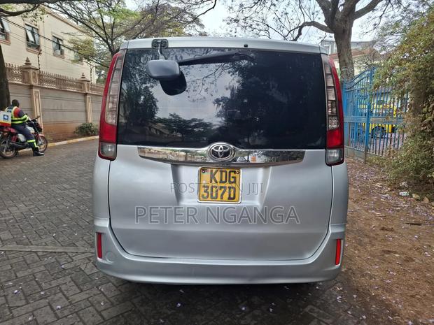 Toyota Noah 2.0 FWD (8 Seater) 2015 Silver