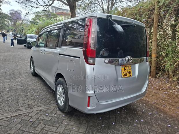 Toyota Noah 2.0 FWD (8 Seater) 2015 Silver