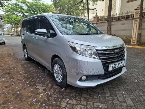 Toyota Noah 2.0 FWD (8 Seater) 2015 Silver