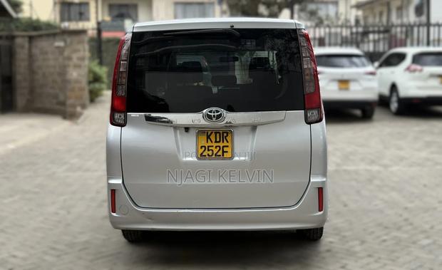 Toyota Noah 2017 Silver