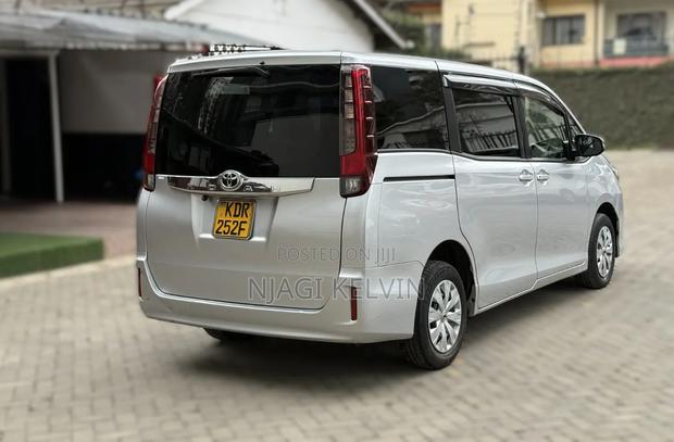 Toyota Noah 2017 Silver