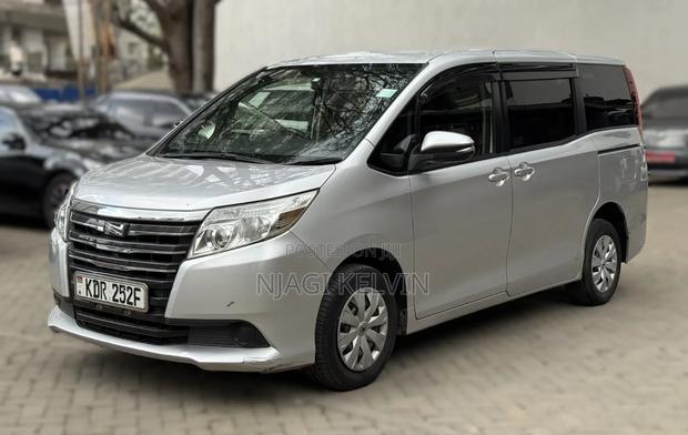 Toyota Noah 2017 Silver