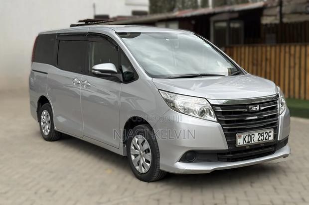 Toyota Noah 2017 Silver