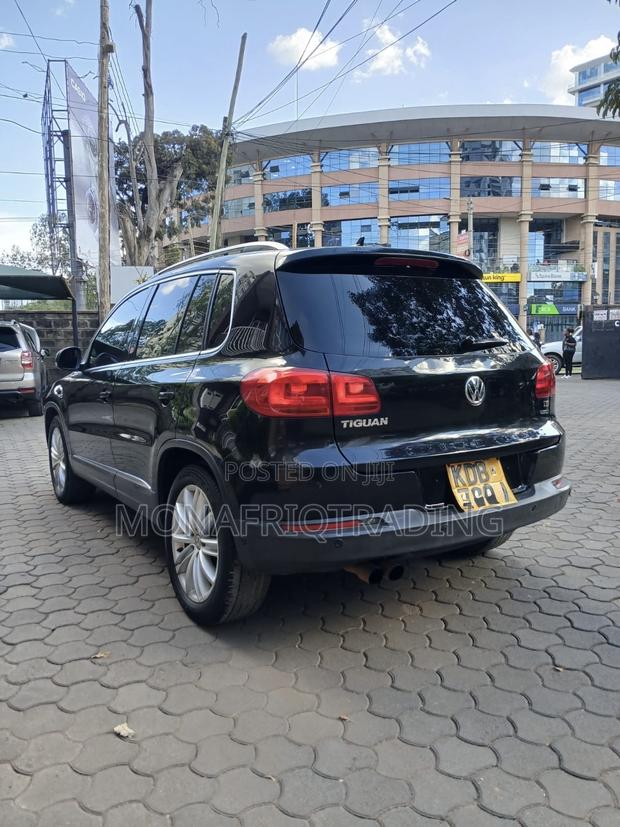Volkswagen Tiguan S with Sunroof 2013 Black