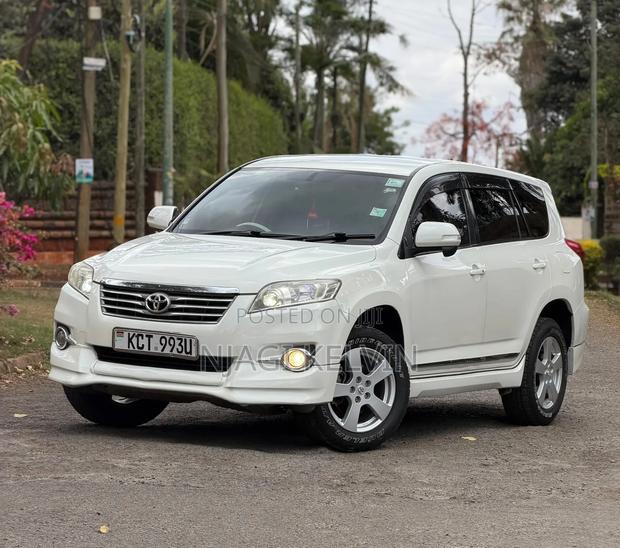 Toyota Vanguard 2012 White