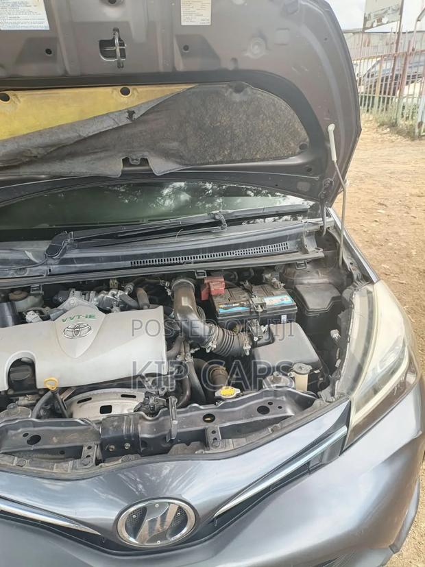 Toyota Vitz 1.3 FWD 5dr 2015 Gray