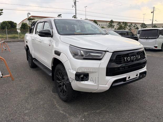 Toyota Hilux 2023 White