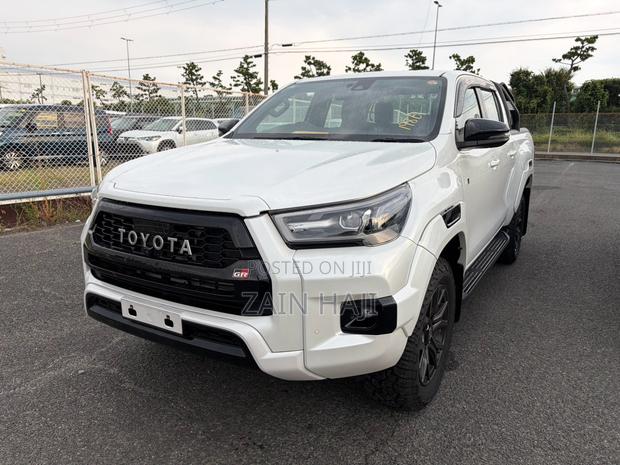 Toyota Hilux 2023 White