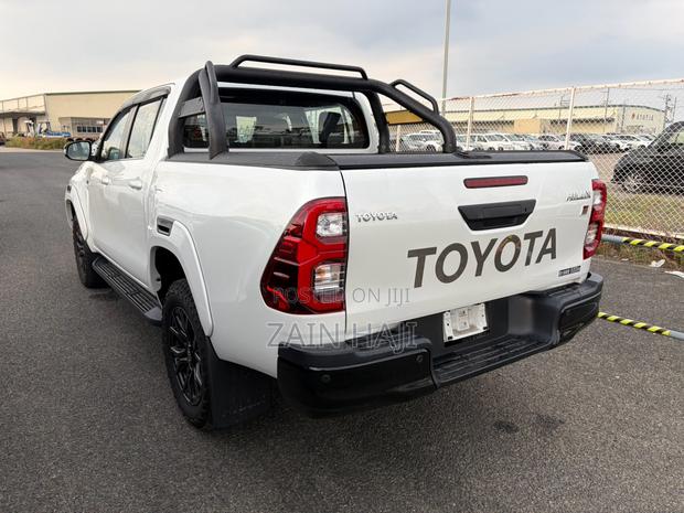 Toyota Hilux 2023 White