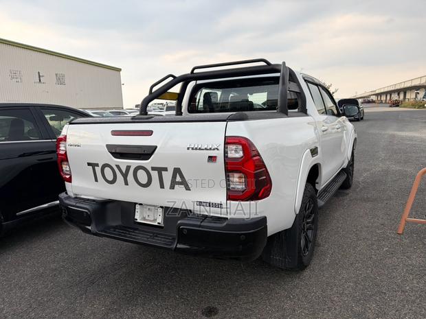 Toyota Hilux 2023 White