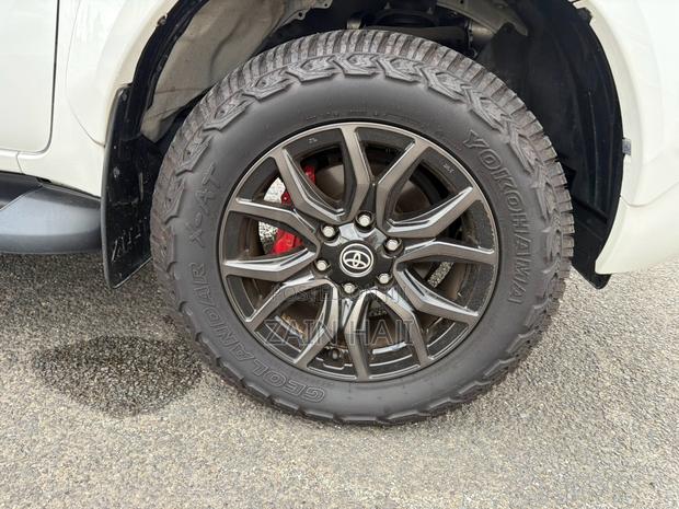 Toyota Hilux 2023 White