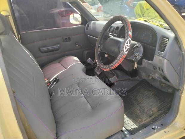 Toyota Hilux 2000 Beige