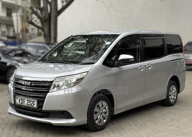Toyota Noah 2017 Silver