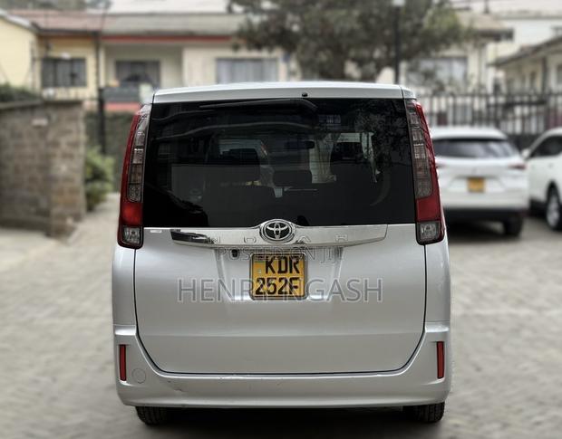 Toyota Noah 2017 Silver