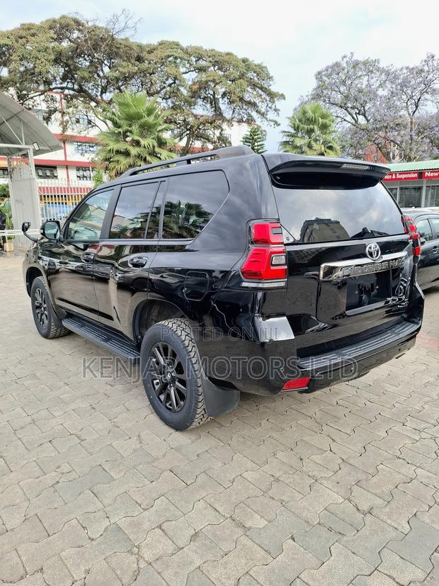 Toyota Land Cruiser Prado 2.8 2022 Black