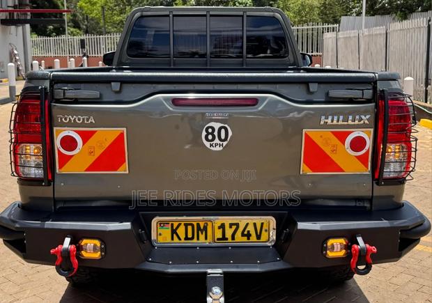 Toyota Hilux 2023 Brown