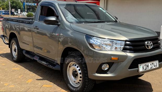 Toyota Hilux 2023 Brown