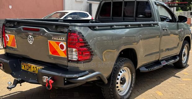 Toyota Hilux 2023 Brown