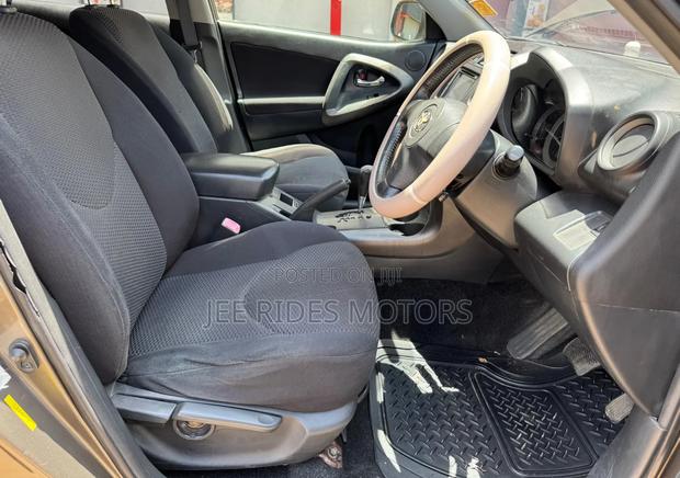 Toyota RAV4 2010 Gold