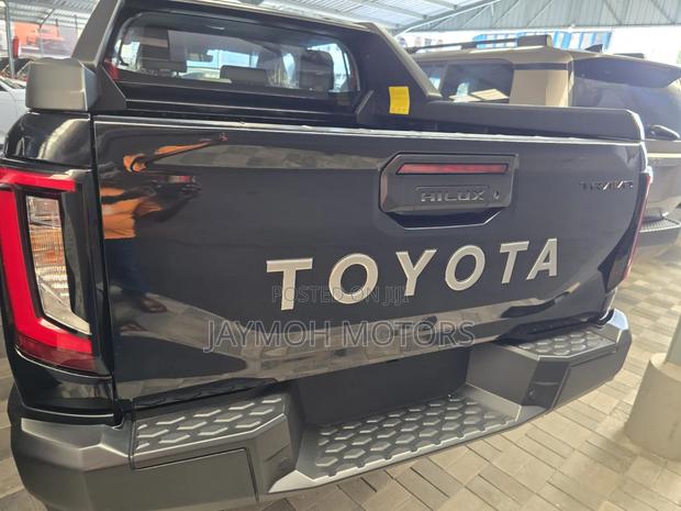 New Toyota Hilux 2026 Black