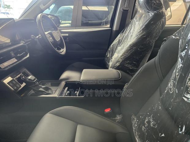 New Toyota Hilux 2026 Black
