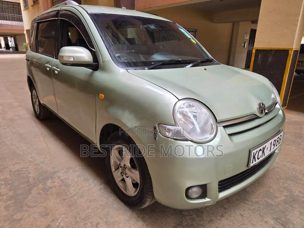 Toyota Sienta 2009 Green