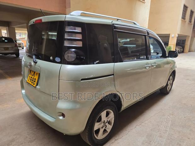 Toyota Sienta 2009 Green