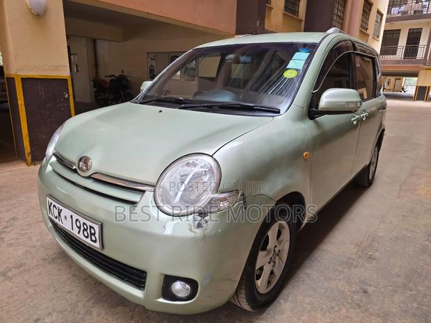 Toyota Sienta 2009 Green