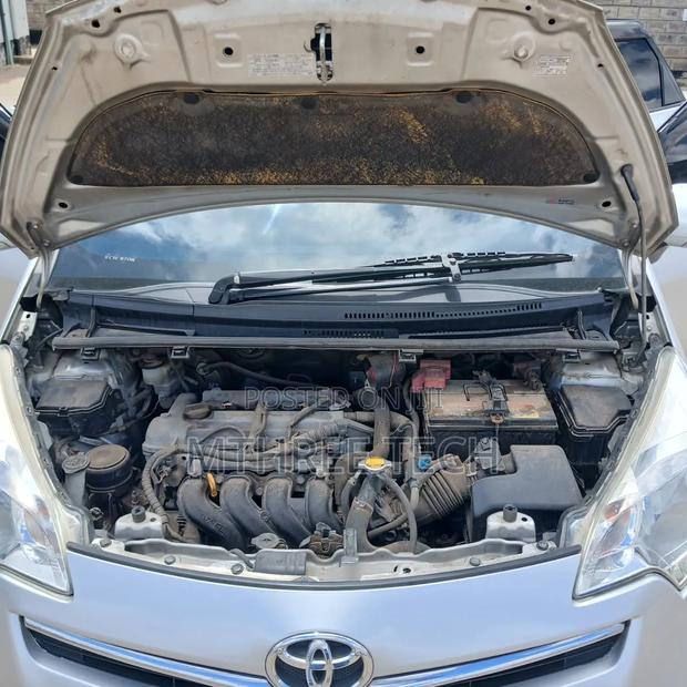 Toyota Ractis 1.5 FWD 2011 Silver