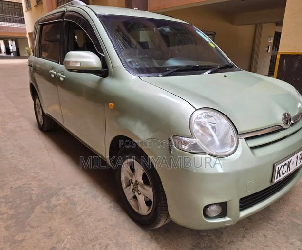 Toyota Sienta 2009 Green