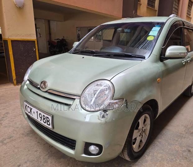 Toyota Sienta 2009 Green