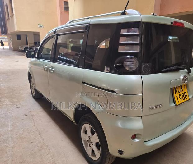 Toyota Sienta 2009 Green