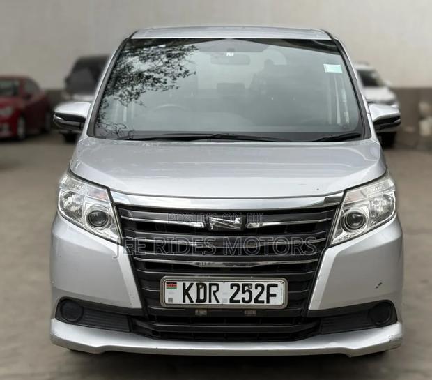 Toyota Noah 2017 Silver