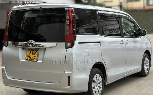 Toyota Noah 2017 Silver
