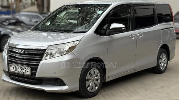 Toyota Noah 2017 Silver