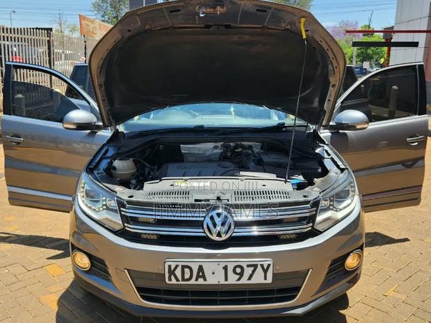 Volkswagen Tiguan R-Line 4Motion 4dr SUV AWD (2.0L 4cyl Turbo 6A) 2015