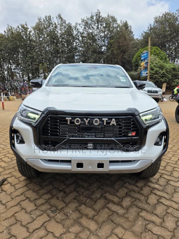 Toyota Hilux 2024 White
