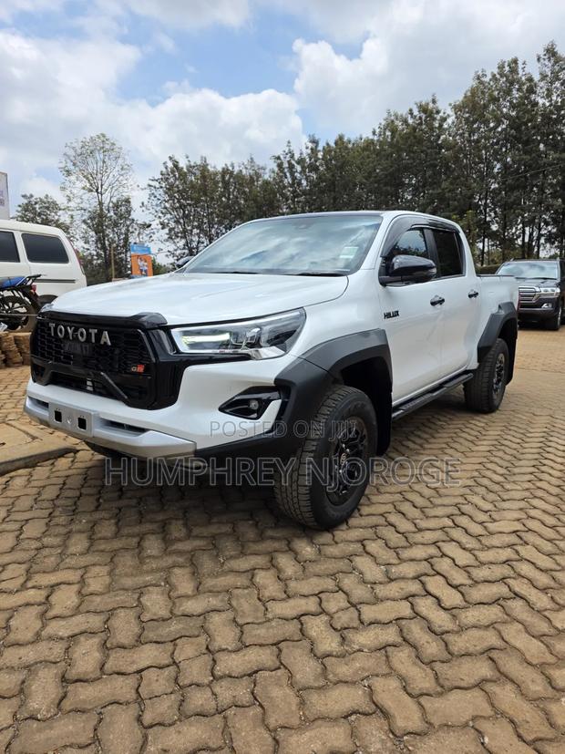 Toyota Hilux 2024 White