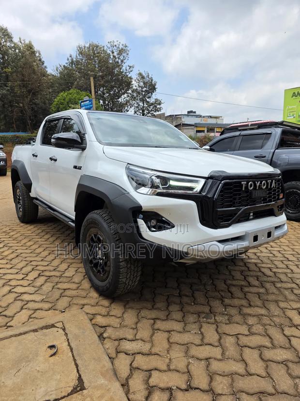 Toyota Hilux 2024 White